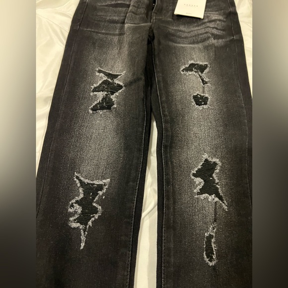 NWT: KAN CAN MANDY DISTRESSED SKINNY JEANS - VINTAGE BLACK. NWT Size 5/26 - Picture 2 of 8
